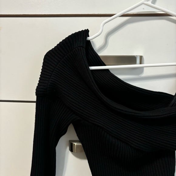 Are You Am I Asymmetrical Top Sweater BLACK - Picture 4 of 9